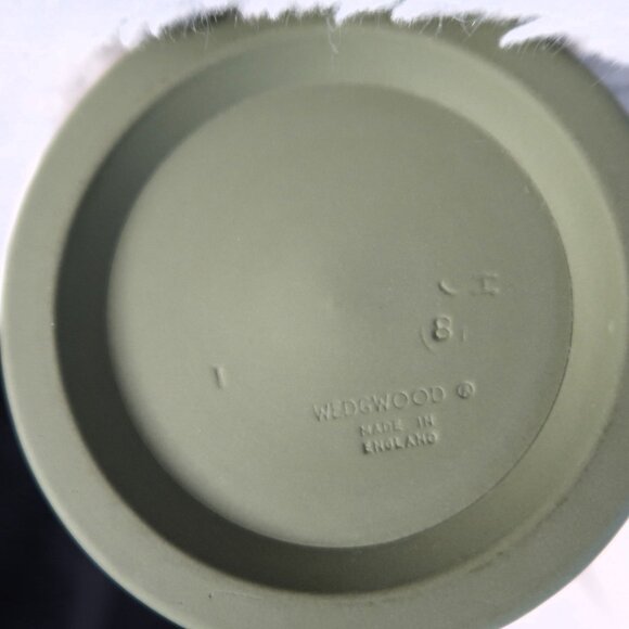 Marked Wedgwood England 8 Jasperware Spill Vase in Sage Green with White Relief - Picture 2 of 10